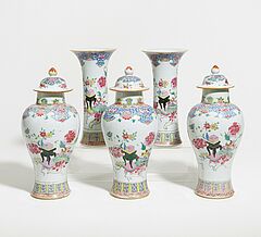 Fuenfteilige Vasen-Garnitur mit Antiquitaeten und Blueten, 66644-1, Van Ham Kunstauktionen