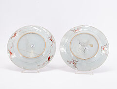 Gruppe aus neun Tellern mit verschiedenen Dekoren Famille Rose, 79866-19, Van Ham Kunstauktionen