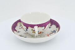 Meissen - Obsthaendlerin kleiner Kavalier und Tasse mit Untertasse, 73219-16, Van Ham Kunstauktionen