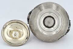 Emile Hugo - Vierteiliges Service mit reichen figuerlichen Szenen, 70398-1, Van Ham Kunstauktionen