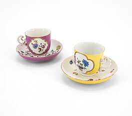 Meissen - Bechertasse und Untertasse mit gelbem Fond amp Trembleuse und Untertasse mit Purpurfond, 76821-99, Van Ham Kunstauktionen