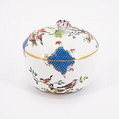 Meissen - GROssE ZUCKERDOSE VIER KLEINERE ZWEI GROessERE TASSEN MIT UT UND VOGELDEKOREN, 76933-17, Van Ham Kunstauktionen