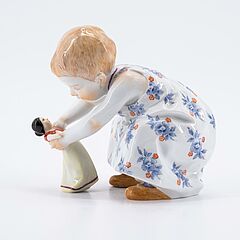 Meissen - MAEDCHEN MIT PUPPE, 75863-54, Van Ham Kunstauktionen