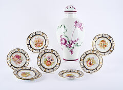 Nymphenburg - Acht Teller mit Weichmalerei und eine balusterförmige Deckelvase, 81991-13, Van Ham Kunstauktionen