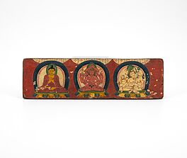 Teil eines Buchdeckels mit farbigen Darstellungen dreier Gottheiten, 76654-55, Van Ham Kunstauktionen
