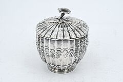 Georg Roth - Vierteiliges Kaffee- und Teeservice mit gekehlter Wandung und Blumenzier, 69591-88, Van Ham Kunstauktionen