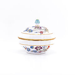 Meissen - Runde Terrine mit Schmetterlingsdekor und Zapfenknauf, 76821-23, Van Ham Kunstauktionen