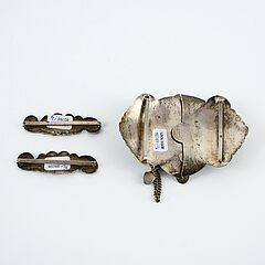 Gürtelschließe und zwei Applikationen mit Niellodekor, 80769-31, Van Ham Kunstauktionen