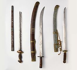 Ein gerades Doppel- und zwei gebogene Schwerter mit Scheide, 66644-2, Van Ham Kunstauktionen