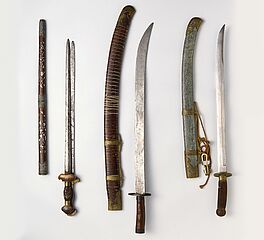 Ein gerades Doppel- und zwei gebogene Schwerter mit Scheide, 66644-2, Van Ham Kunstauktionen
