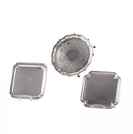 Zwei quadratische Salver mit eingezogenen Ecken, 79547-10, Van Ham Kunstauktionen