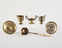 Zwei Tassen mit UT, Kelle und gefußtes Salzgefäß, 80769-40, Van Ham Kunstauktionen