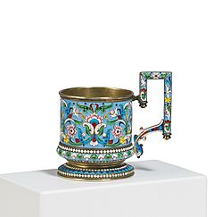 Pavel Sazikov - Teeglashalter mit feinem Cloisonnedekor auf himmelblauem Fond, 80693-1, Van Ham Kunstauktionen