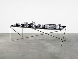 Erika Hock - Sechs Modelle auf einem Tisch, 56800-1993, Van Ham Kunstauktionen