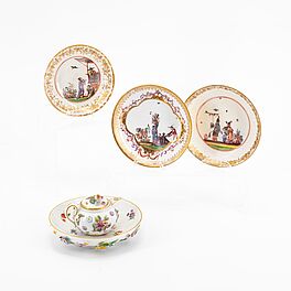 Meissen - Drei Teller mit Chinoiserien ein Kaennchen amp Teller mit aufgelegten Blueten, 76821-178, Van Ham Kunstauktionen