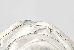 Paris - Paar groessere und ein kleinerer Teller mit Allianzwappen, 73649-12, Van Ham Kunstauktionen