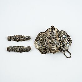 Gürtelschließe und zwei Applikationen mit Niellodekor, 80769-31, Van Ham Kunstauktionen