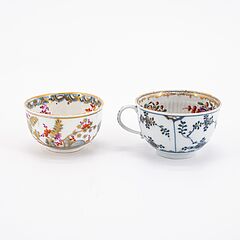 2 Koppchen 2 Tassen Untertasse und Sahnekaennchen mit ueberdekoriertem Vogel-Fels-Motiv, 76821-30, Van Ham Kunstauktionen