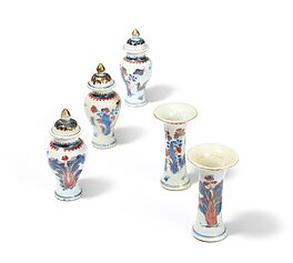 Japan - Gruppe von drei Miniatur Imari-Deckelvasen und zwei Trichtervasen, 77103-46, Van Ham Kunstauktionen