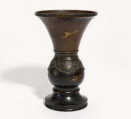 Vase in Gu-Form mit Taotie-Masken, 66656-13, Van Ham Kunstauktionen