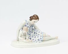Meissen - Junge Frau mit Kleinkind, 75074-45, Van Ham Kunstauktionen