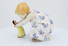 Meissen - Kind mit Puppe tanzend, 74087-35, Van Ham Kunstauktionen