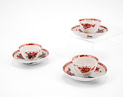 Meissen - Drei paar Koppchen mit Untertassen und eisenrotem Kakiemondekor mit blauem Unterglasurdekor, 76821-6, Van Ham Kunstauktionen