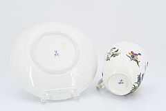 Meissen - Tasse und Untertasse mit Fruechten und Insekten, 73258-11, Van Ham Kunstauktionen