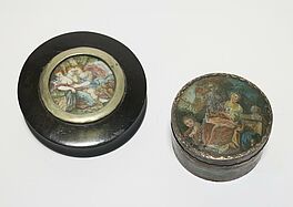 Zwei runde Tabatieren mit figuerlichen Darstellungen, 62451-8, Van Ham Kunstauktionen