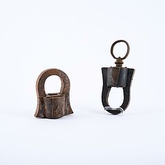 Zwei Vorhangschlösser mit hufeisenförmigem Bügel, 81851-10, Van Ham Kunstauktionen