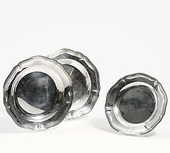 Paris - Paar groessere und ein kleinerer Teller mit Allianzwappen, 73649-12, Van Ham Kunstauktionen