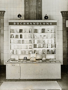 Unbekannter Fotograf - Koeln - Hbf Nebenflur vor dem Eingang zum Wartesaal III Klasse, 79063-4, Van Ham Kunstauktionen