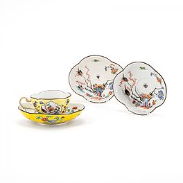 Meissen - Eine Tasse und drei Untertassen mit Gelbfond und Vogel-Fels-Dekor, 76821-230, Van Ham Kunstauktionen