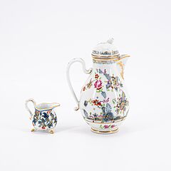 Meissen - KONVOLUT MIT 29 TEILEN UND BLAU-WEIssEN DEKOREN, 76821-128, Van Ham Kunstauktionen