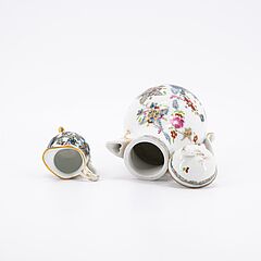 Meissen - KONVOLUT MIT 29 TEILEN UND BLAU-WEIssEN DEKOREN, 76821-128, Van Ham Kunstauktionen