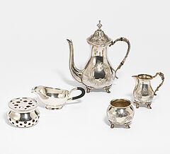 Verschiedene Herkunft - Dreiteiliges Mokkaservice Rechaud und kleine Sauciere, 73034-29, Van Ham Kunstauktionen