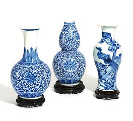 Drei Vasen mit Lotos und Phoenix, 66656-19, Van Ham Kunstauktionen