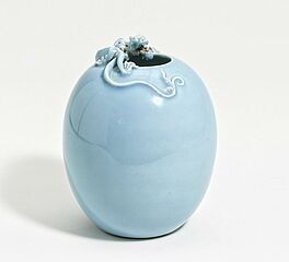 Eifoermige Vase mit plastischem Drachen, 64366-1, Van Ham Kunstauktionen