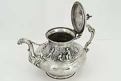 Emile Hugo - Vierteiliges Service mit reichen figuerlichen Szenen, 70398-1, Van Ham Kunstauktionen