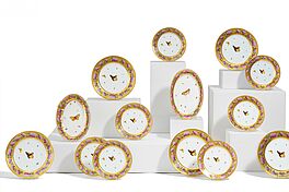 Porzellanmanufaktur MS Kuznetsov - Umfangreiches Speiseservice mit Fliederzweigen und Schmetterlingen, 81590-1, Van Ham Kunstauktionen