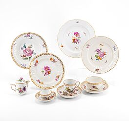 KPM - 19 Teile aus Servicen mit Blumendekoren, 76895-6, Van Ham Kunstauktionen