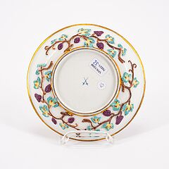 Meissen - Koppchen und Untertasse mit Landschaftskartuschen und aufgelegtem Weinlaubdekor, 76821-33, Van Ham Kunstauktionen