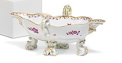 Meissen - Sauciere mit Fabeltier in Purpurcamaieu, 80922-57, Van Ham Kunstauktionen