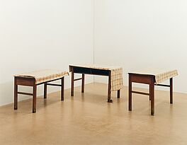 Ricarda Roggan - Drei Tische mit braunen Beinen II, 68004-193, Van Ham Kunstauktionen