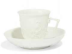 Meissen - Henkelbecher und Unterschale mit reliefierten Weinranken, 58116-6, Van Ham Kunstauktionen