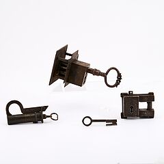 Ein Vorhangschloss mit Gewindeschlüssel, Ein rechteckiges Vorhangschloss, Ein Türschloss, 81851-11, Van Ham Kunstauktionen