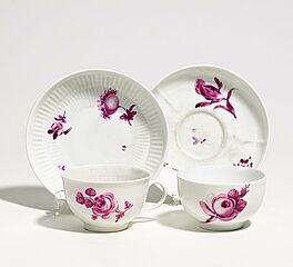 Meissen - Tasse und Koppchen mit Unterschalen Purpurdekor, 64084-43, Van Ham Kunstauktionen