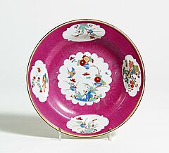 Meissen - Teller mit Kakiemonkartuschen auf Purpur Fond, 67234-4, Van Ham Kunstauktionen