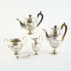 Charles Stuart Harris - Vierteiliges Victoria Kaffee- und Teeservice mit Lorbeerfestons und Schleifenzier, 81826-13, Van Ham Kunstauktionen