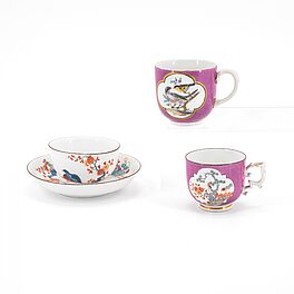 Meissen - Eine Tasse und Untertasse mit Wachteldekor amp zwei Tassen mit Purpurfond und Vogeldekoren, 76821-189, Van Ham Kunstauktionen